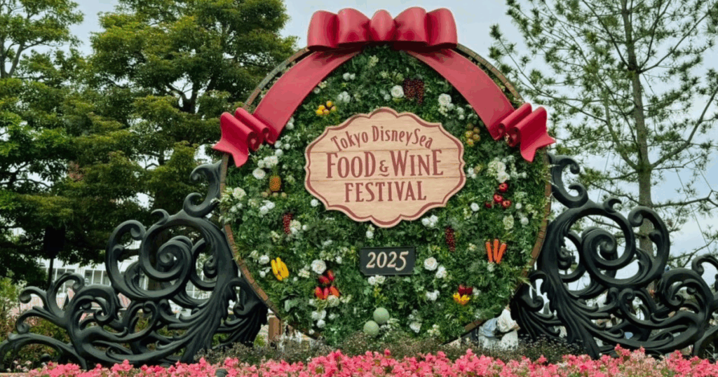 東京ディズニーシー・フード＆ワイン・フェスティバル2025のアメリカンウォーターフロントパーク内の装飾