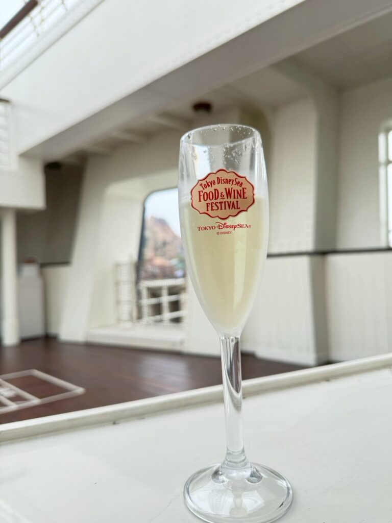 テディ・ルーズヴェルト・ラウンジのテラス席で楽しむフード＆ワインフェスティバルのスパークリングドリンク