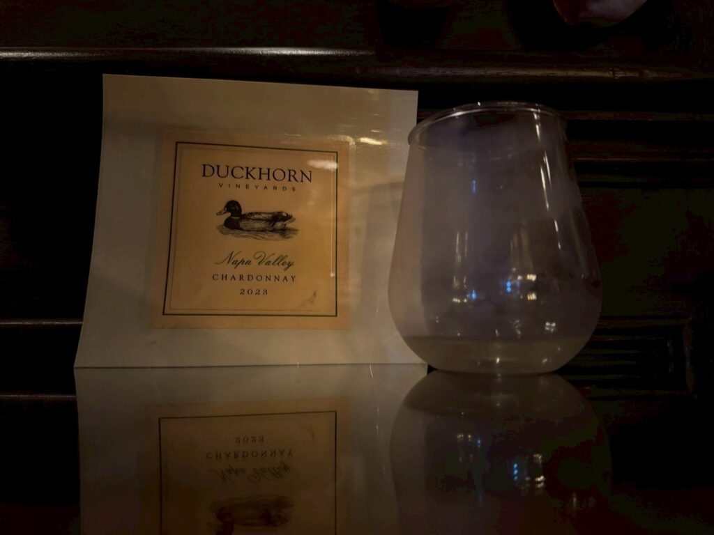 カリフォルニア・ナパバレー産のワイン Duckhorn Chardonnay 2023 のエチケットとグラス